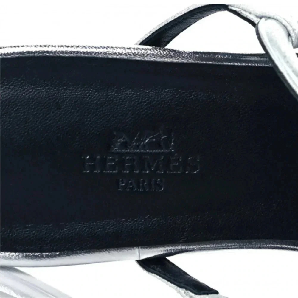 Hermes
Metallic Suede Goatskin
Beach Sandals 38 Silver - Picture 6 of 13